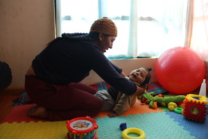 Rosalía and Jair at the rehabilitation centre © M. Campos / HI