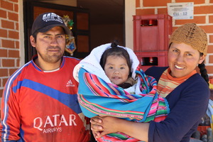 Rosalía, Jair and his father. © M. Campos / HI