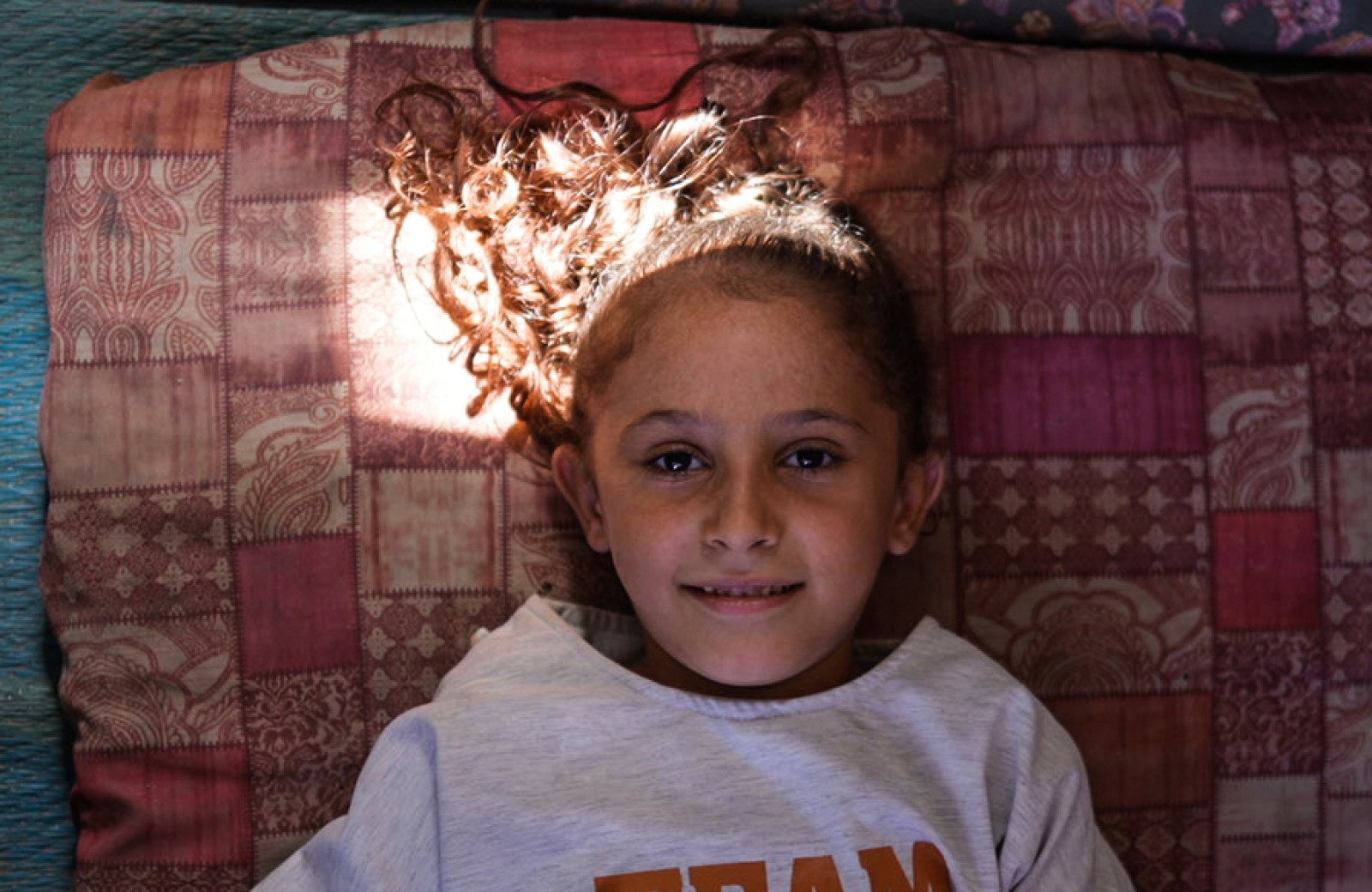 Qamar is a 7-year-old girl from Jabalia, Gaza Strip. She receives rehabilitation from HI to help her adjust to her future prosthesis, October 2024. © Y. Nateel / HI